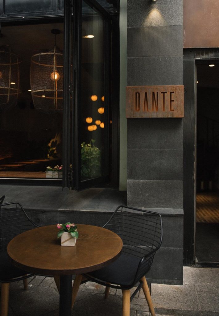Dante - Kitchen & Bar - вывеска у входа. GentleGrey