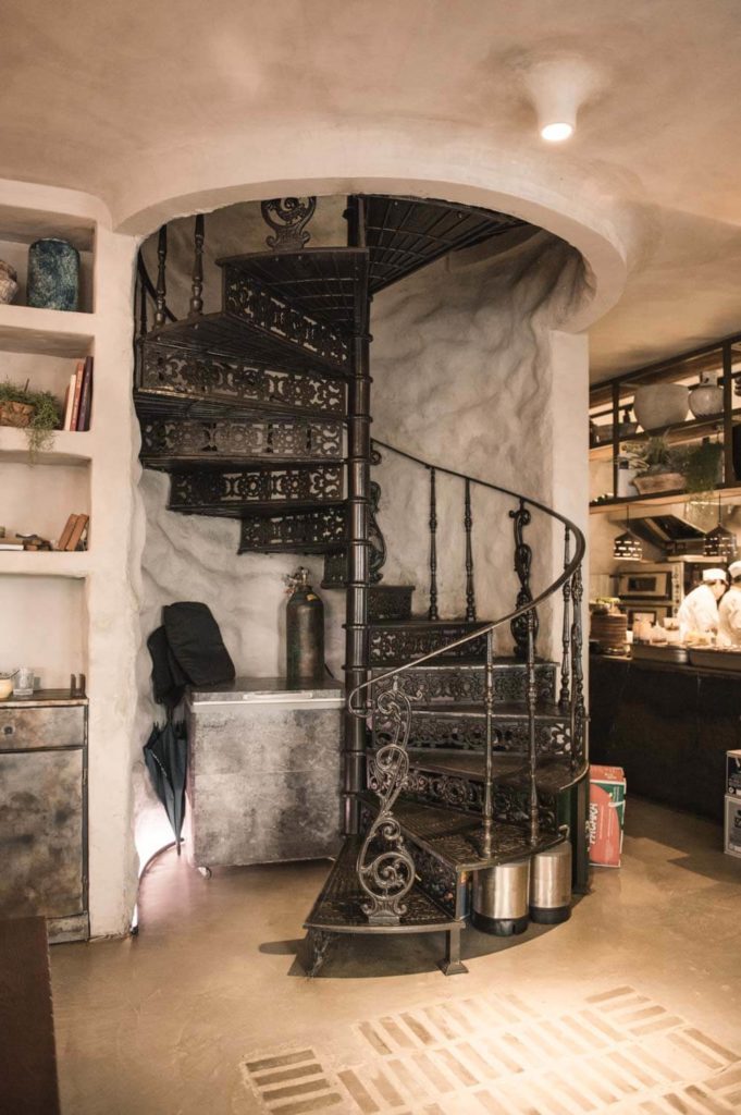 Dante - Kitchen & Bar - старинная лестница 2. GentleGrey