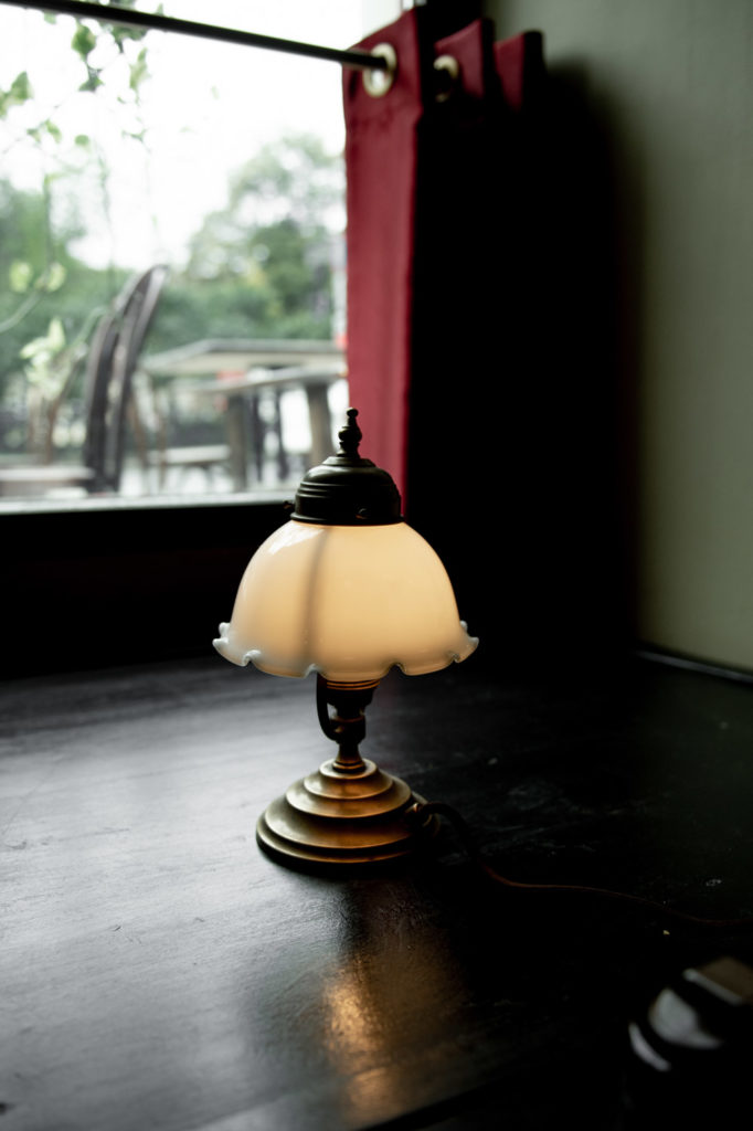 Ресторан Жан-Жак - старая лампа. GentleGrey